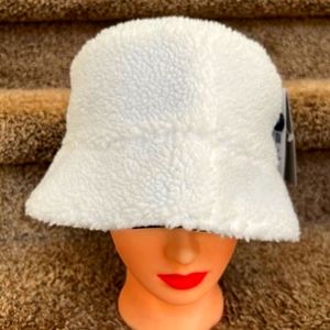 NEW Nike reversible bucket hat, white & black, fleece sherpa, cozy & stylish!